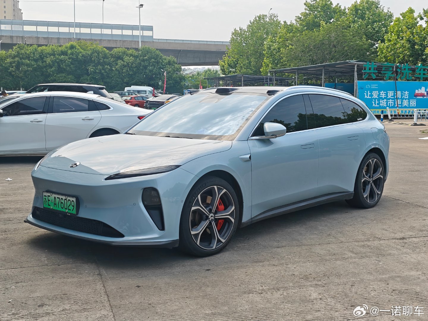又有网友来面基了 还带了咖啡来 98年的帅气小伙 开ET5T想趁年轻换个油车 现