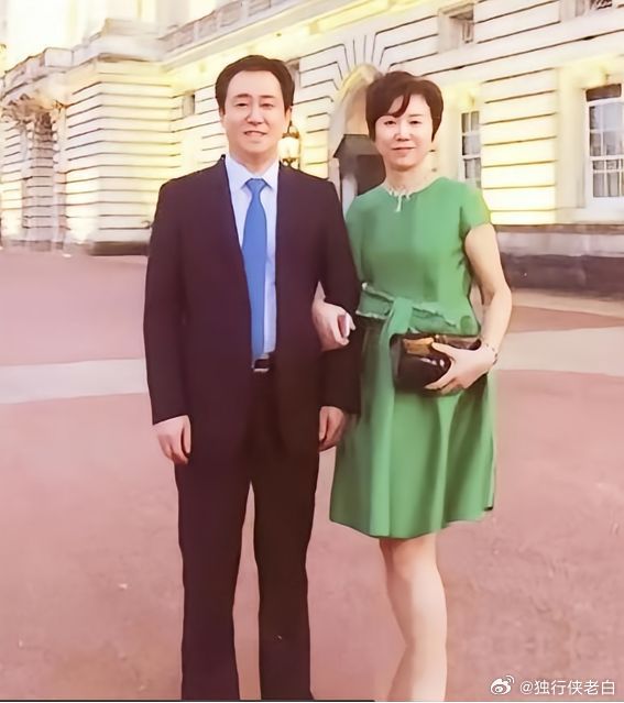 远在英国的丁玉梅，看到老许父子三人被宣判的消息，尤其是看到相伴了近40年的枕边人