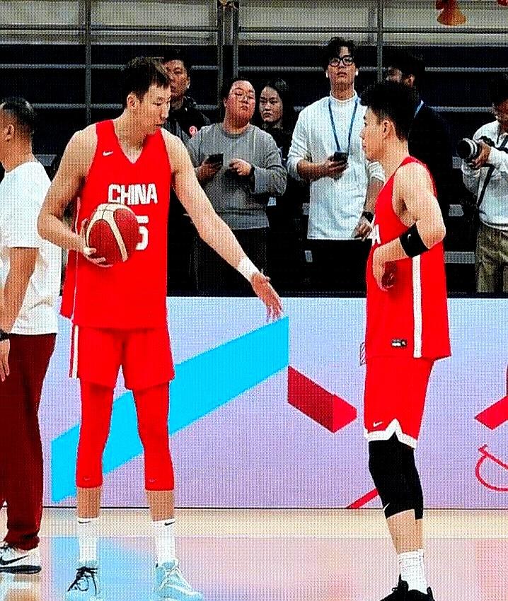 周琦和张镇麟这次真不一样了！
 

训练刚结束，周琦没歇着，主动拉过张镇麟，蹲那