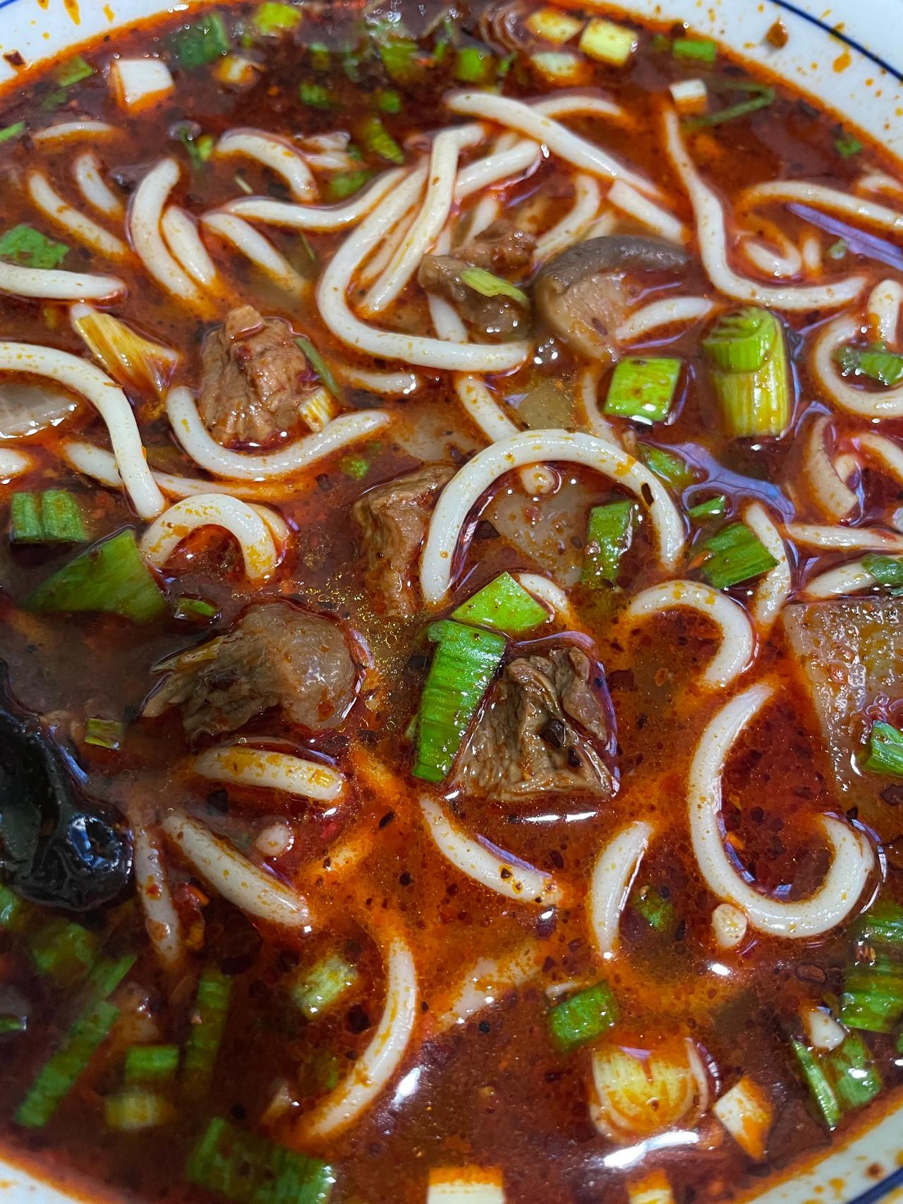 浓汤牛肉面
公式：牛棒骨+腿肉
步骤：焯水后红烧再慢炖3小时
评语：阿姨我把汤都