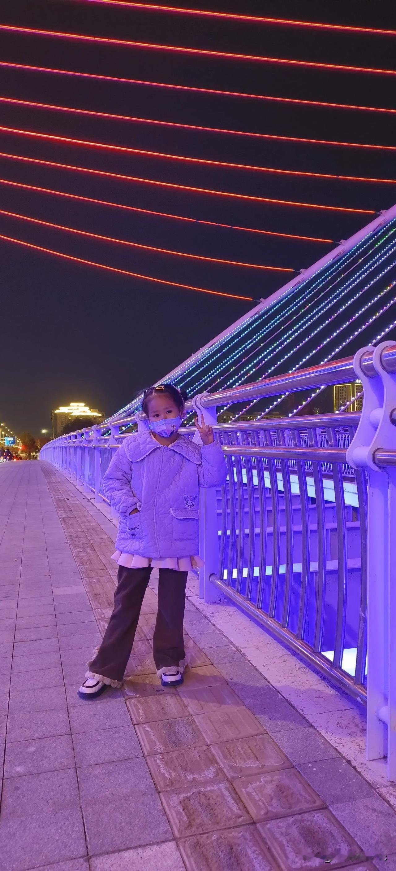 #分享你手机最美的一张风景照#银川市金凤区凤凰桥夜景！。