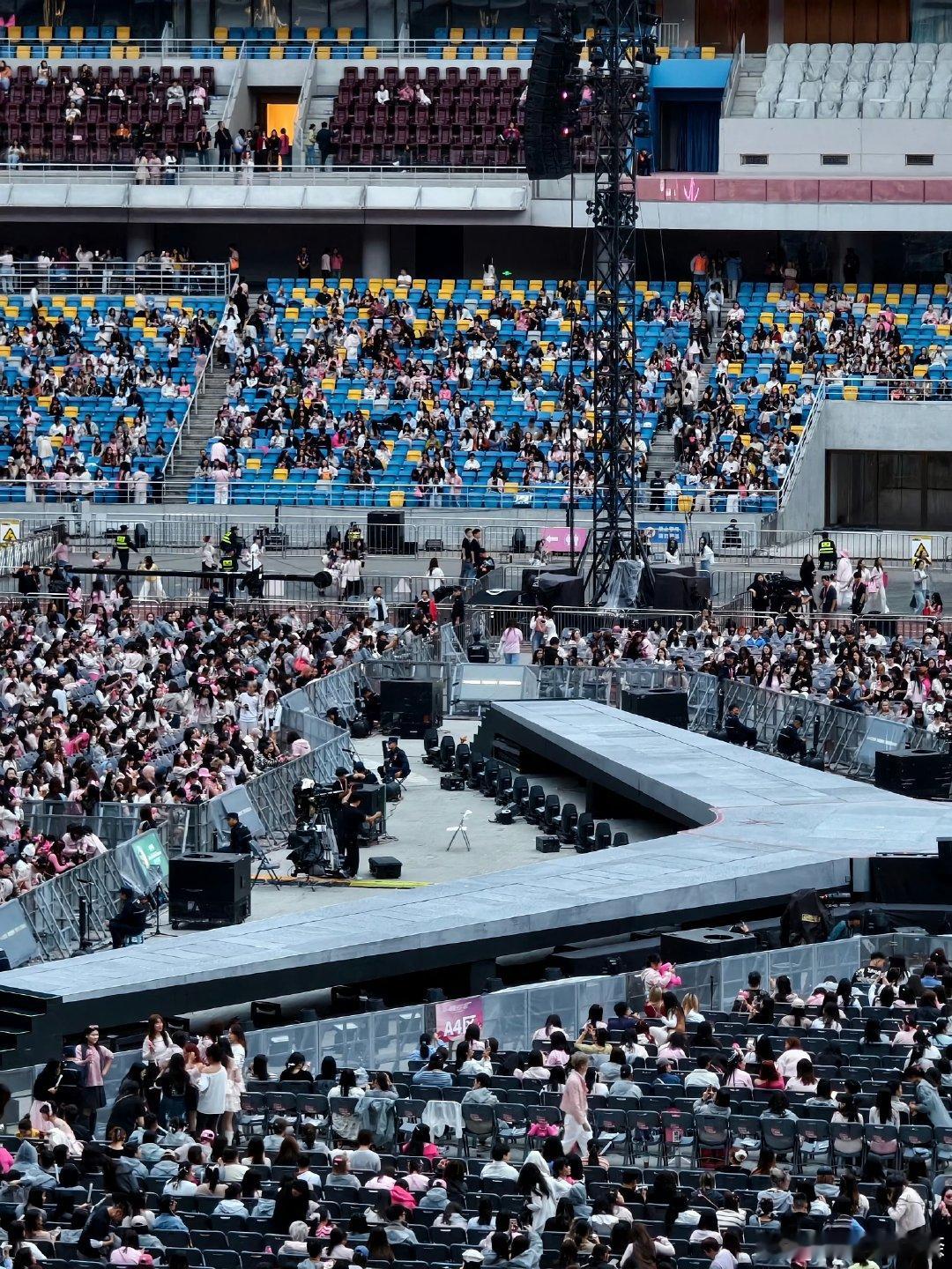 汪苏泷西安演唱会day2上座率汪苏泷西安演唱会第二场上座率 二连开还是满场，西安