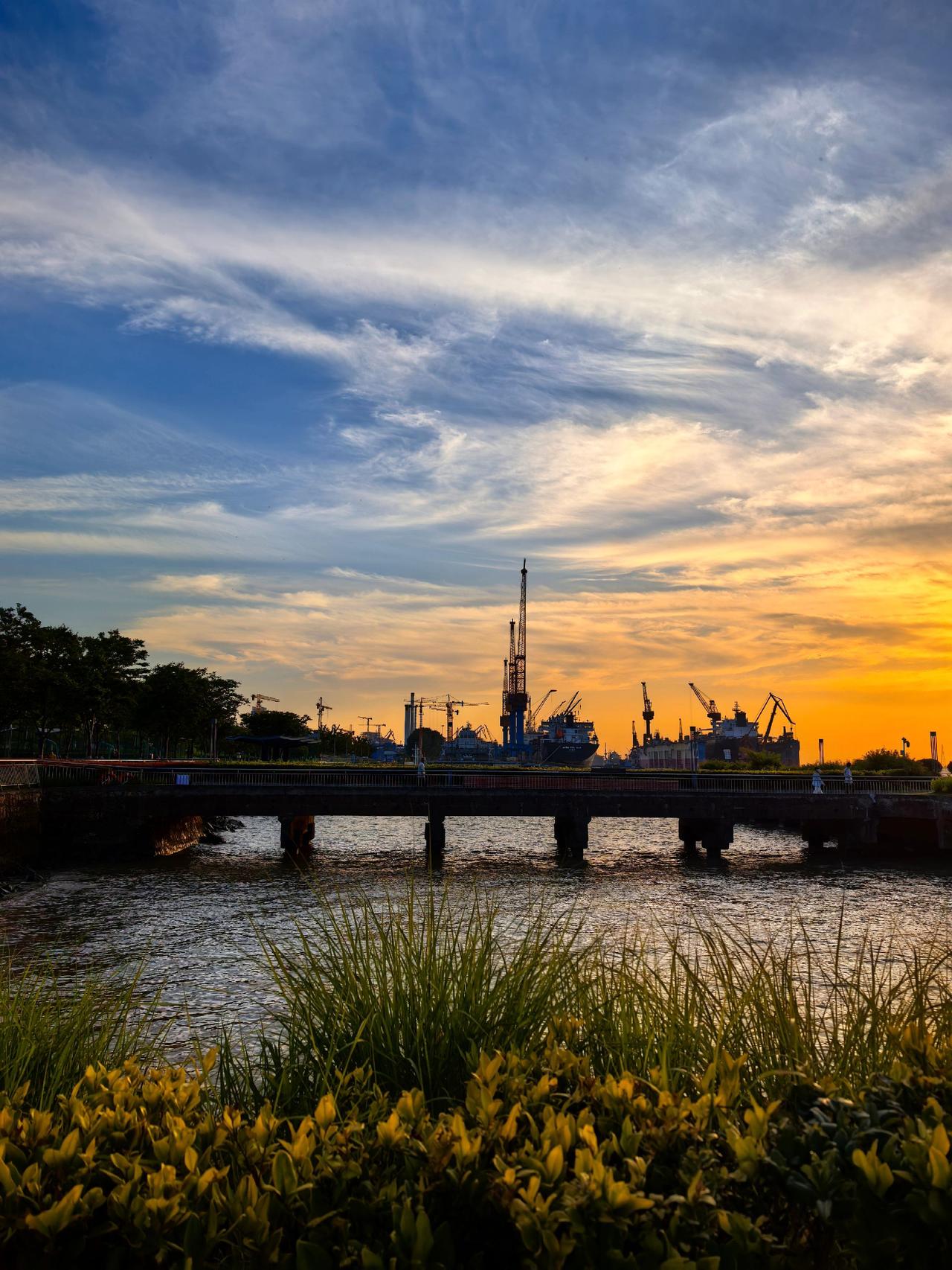 夕阳下的海面美景 海面夕阳美景 日落的海面 夕阳下的江海 码头看夕阳