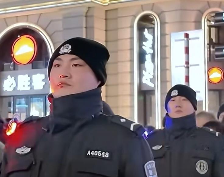 辅警在未着制服时，一般不被准许参与现场执法辅助工作，原因在于这违背了“表明身份”