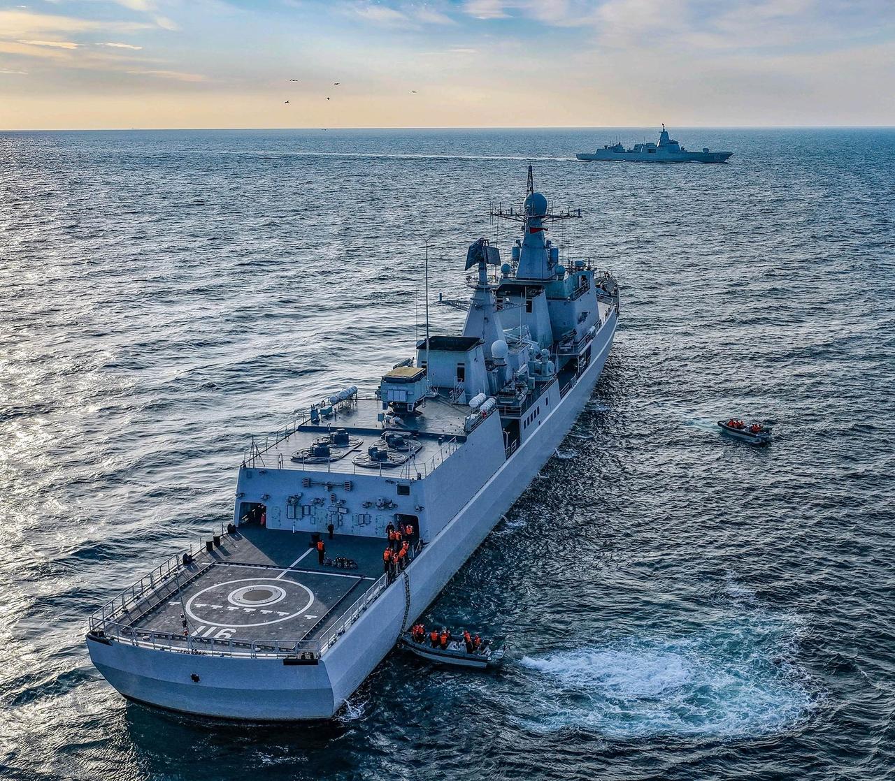 051C与055大驱同框，051C由大连造船厂制造，装备引进俄制“里夫”改进型舰