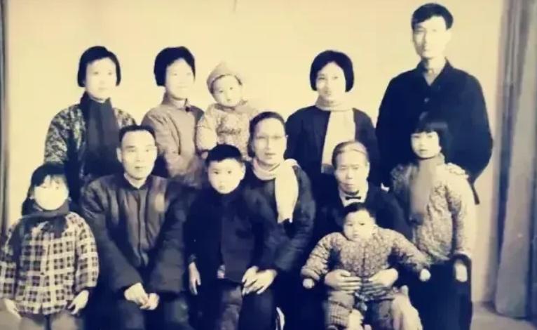 1970年，上海知青林小兰难产，邻居老太救了她的命。10年后，林小兰一家要回上海