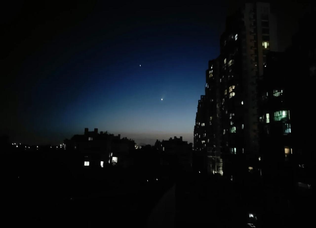在这泡脚的短短二十分钟内
洗澡后，泡脚，水热，泡得全身开始细细密密的出汗，感觉上