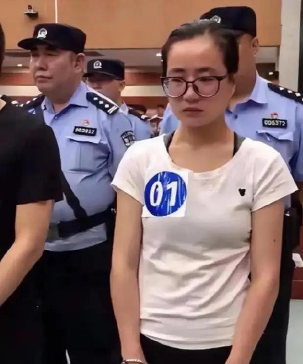 她不是不懂法，而是太懂法。
杨春燕这人，真应了那句“流氓不可怕，就怕流氓有文化”