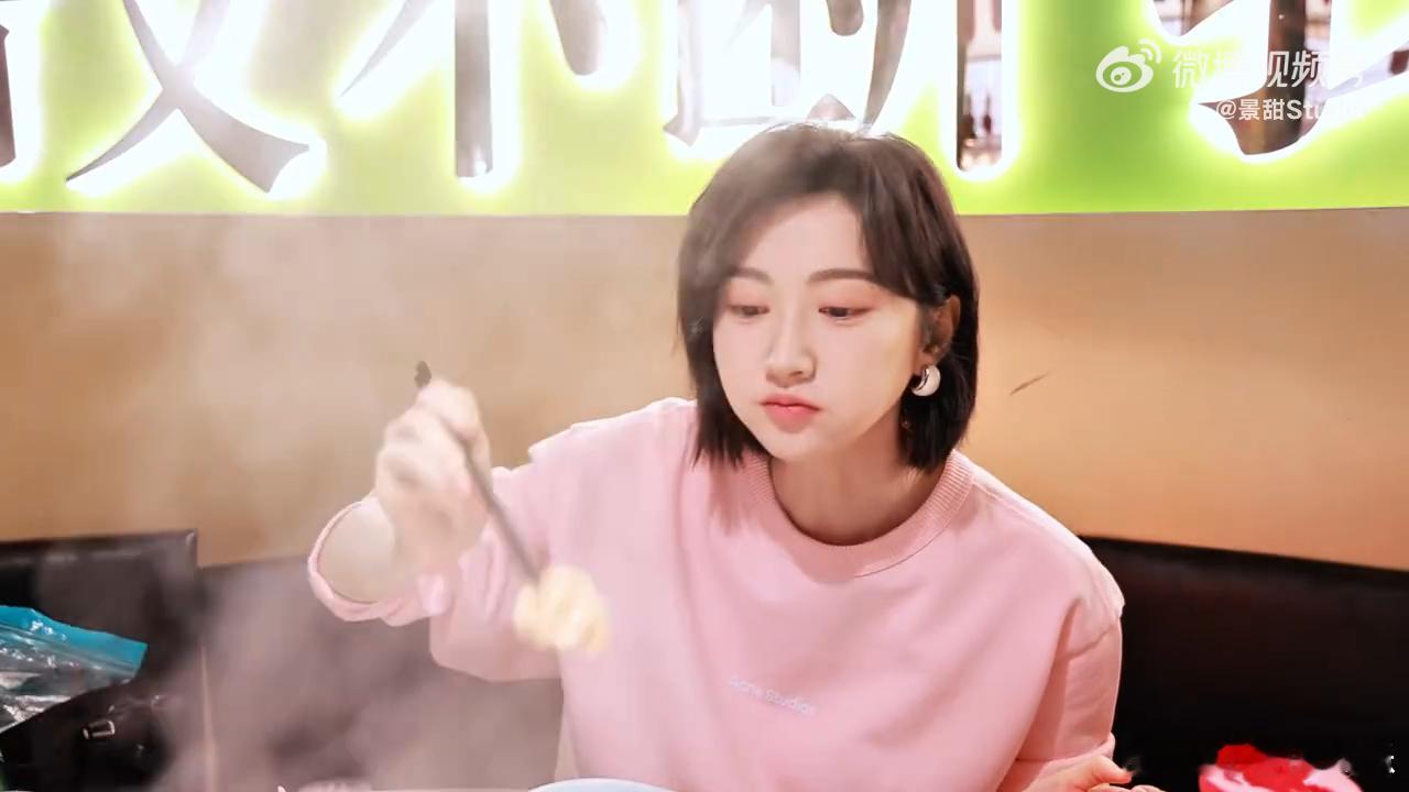 #景甜为拍夜戏狂炫火锅#寒夜中的温暖，牛肉火锅与天台的邂逅。景甜挑战低温，美食治