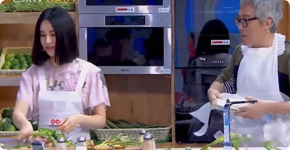 尚雯婕菜刀炒菜第一人尚雯婕其实是厨房黑洞吧巴黎合伙人尚雯婕的厨房经历太颠覆了！居