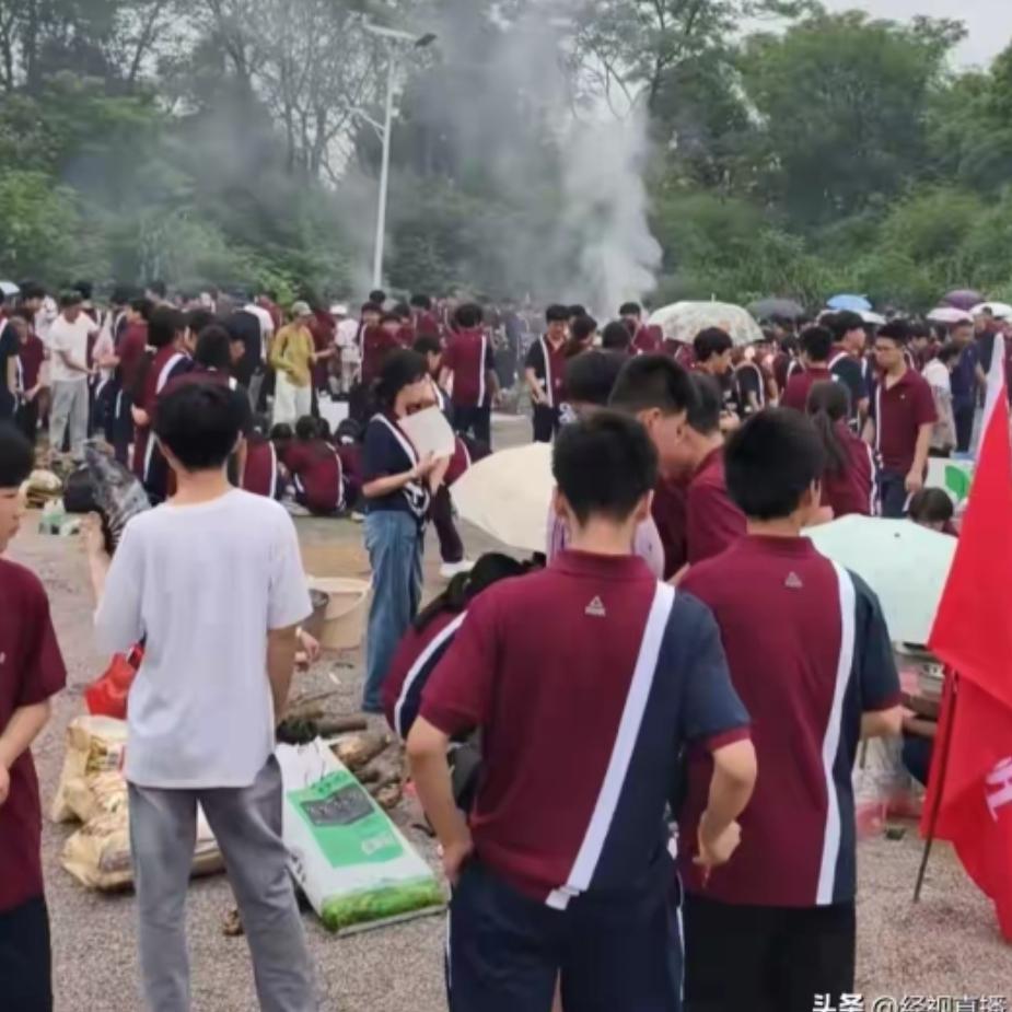 湖南一学校上万名学生徒步25公里野炊，校方回应被质疑“不务正业”：教育不仅在教室