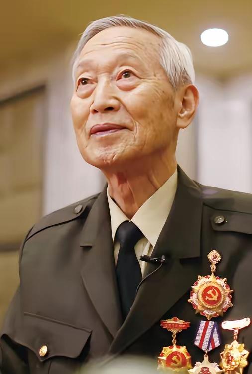 他是“刑侦八虎”之一，警界疑难痕迹鉴定领域的首席专家，28年未破获的甘肃白银系列