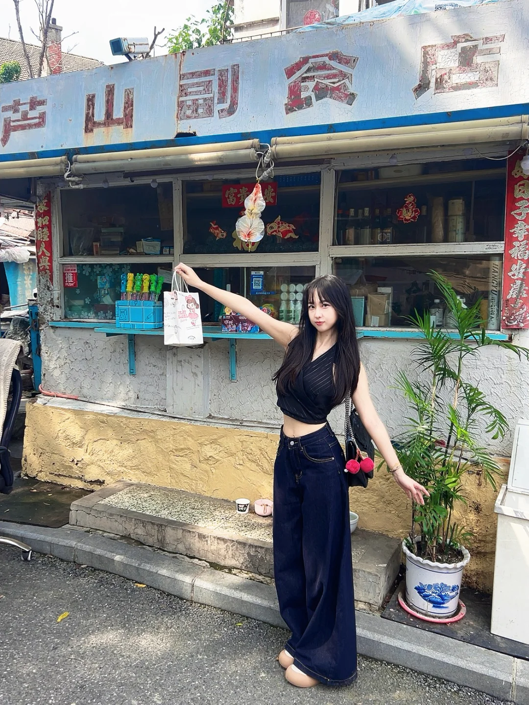 存一些适合小众街区逛拍的生命力姿势