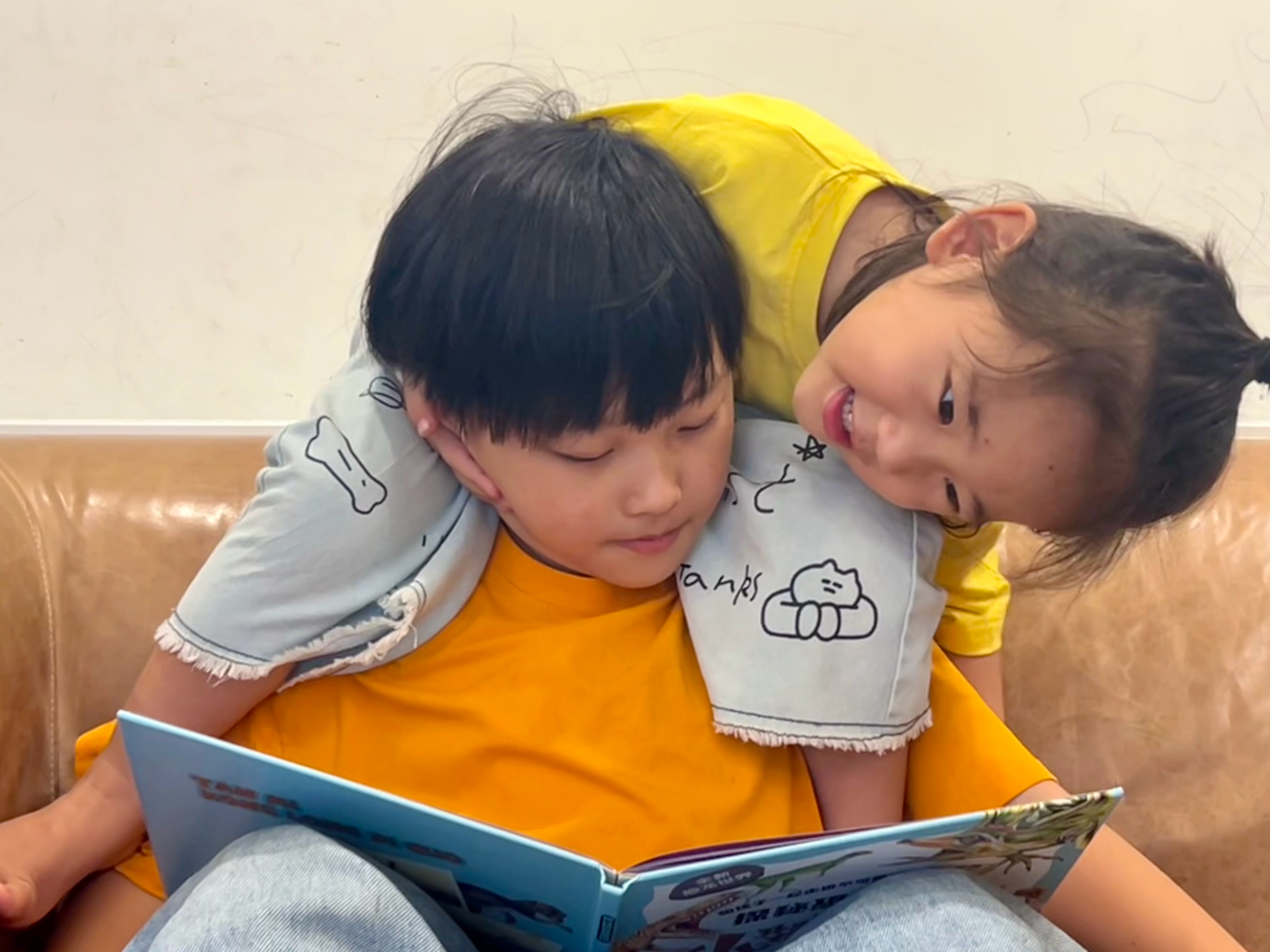 特黏糊一孩子今天可爱多就是特黏糊因为发烧了果然他不太能去大型游乐场，昨天去的电玩