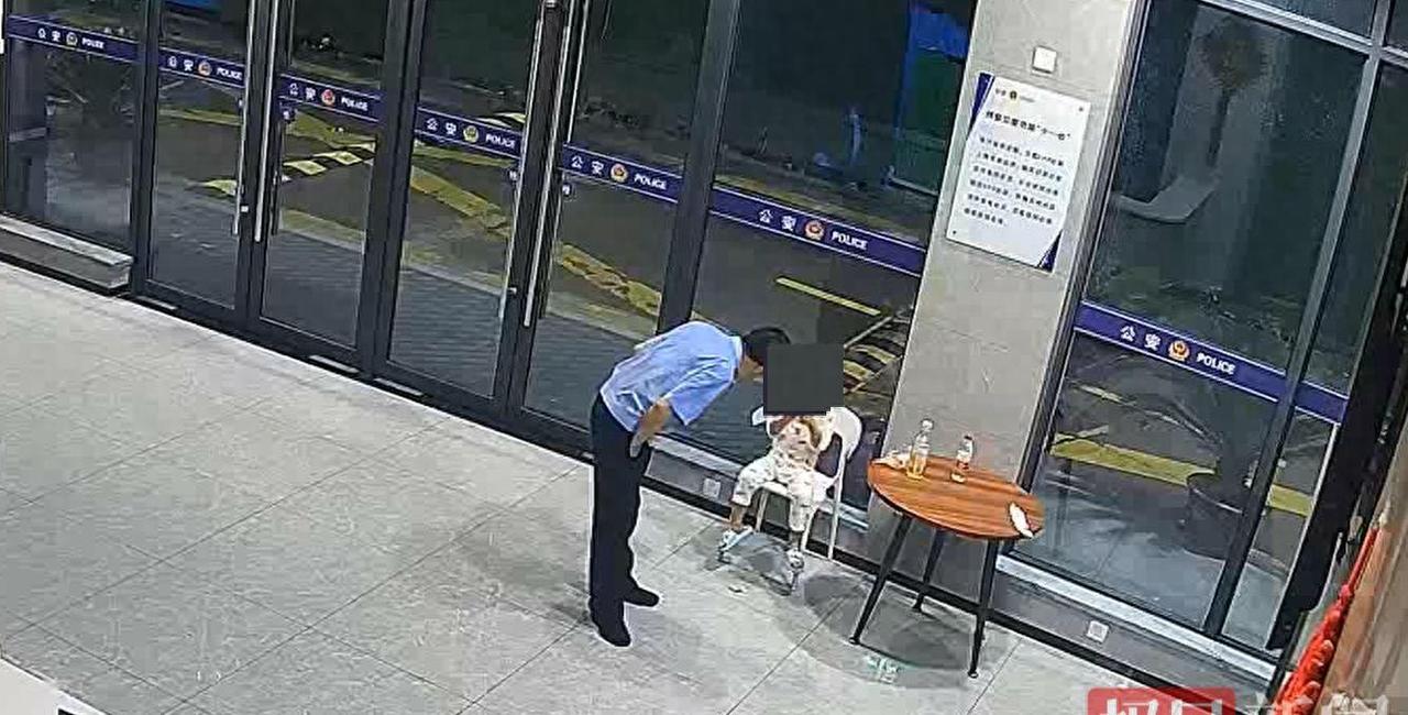 女子凌晨暴雨中送外卖，3岁男孩独自出门找妈妈走失，武汉民警一把将他揽入怀中！
武