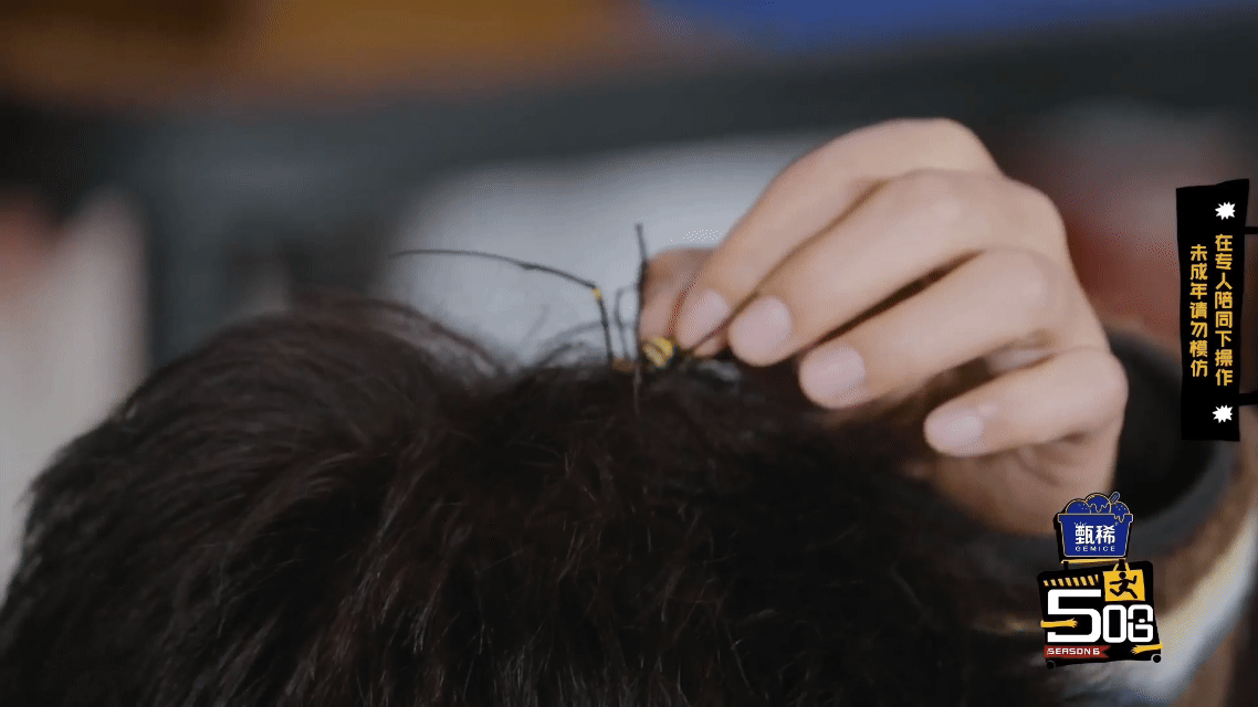 邓超现在节目玩儿这么大吗 谁看了不说一句胆子太大！邓超一改往日画风硬核整活，头顶