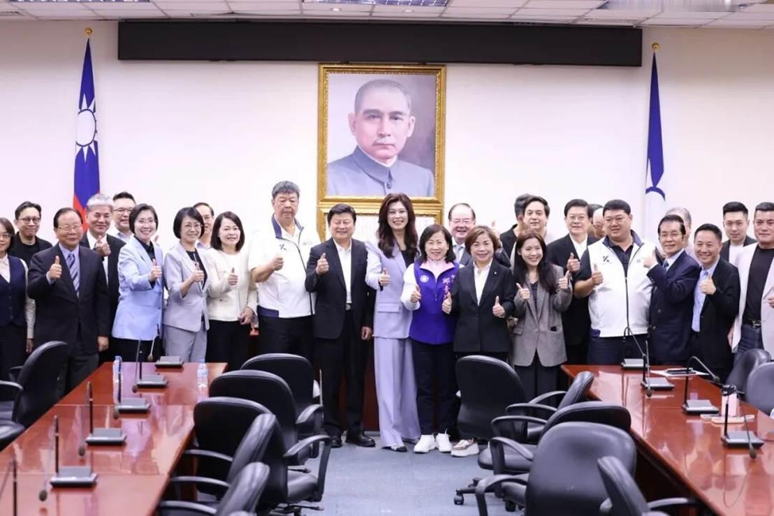 国民党主席郑丽文于4月7日至12日访问大陆，先后前往上海、南京和北京。郑丽文访陆