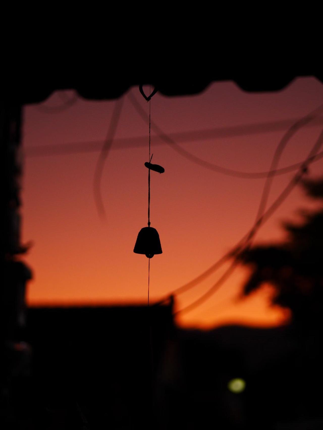 老妈病了，不肯吃药。
回家看老妈，哄孩子一样哄她吃药。
离开的时候，心里很难过。