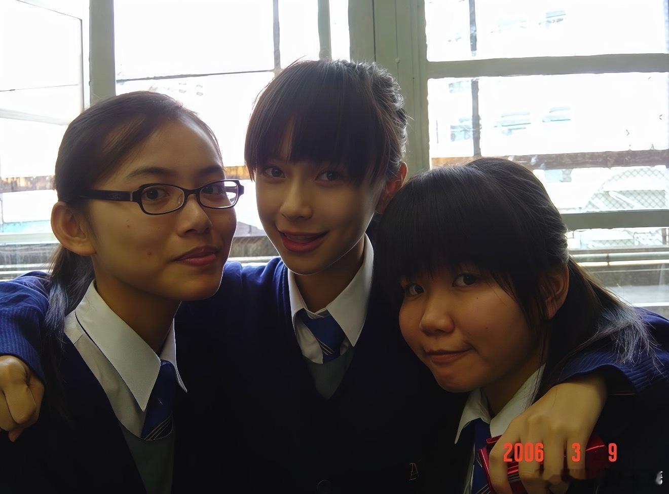 Angelababy13岁旧照流出的旧照中，13岁的杨颖身穿校服、留着青涩齐刘海