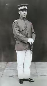 袁世凯擅长花钱笼络人，出手从一两万到四五十万银元不等。像对待张镇芳的儿子张伯驹的