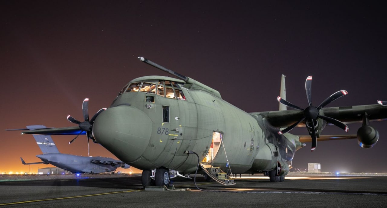 夜色下的皇家空军C-130J-30 ​​​