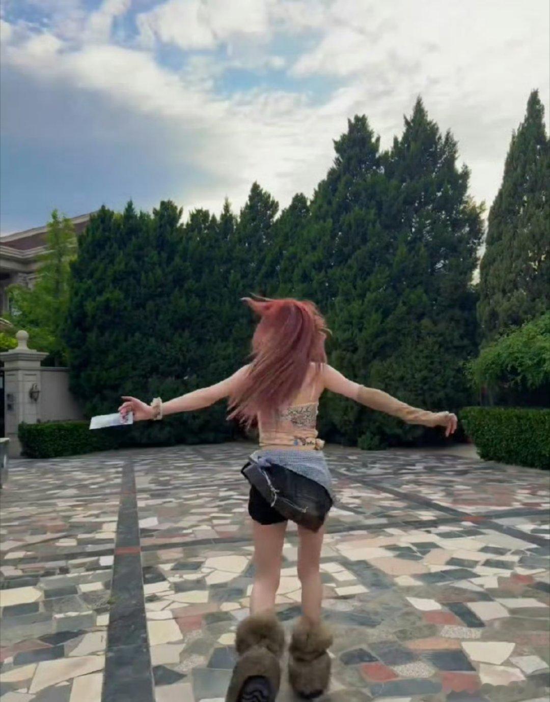 哇哇哇赵露思音乐节好美啊，姐姐直接爱豆出道吧，这个红发真的太好看了[舔屏][舔屏