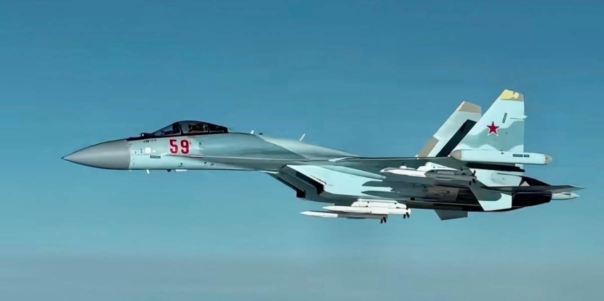 俄空天军Su-35S为到访的哈萨克斯坦总统托卡耶夫的A330专机护航，挥舞机翼表