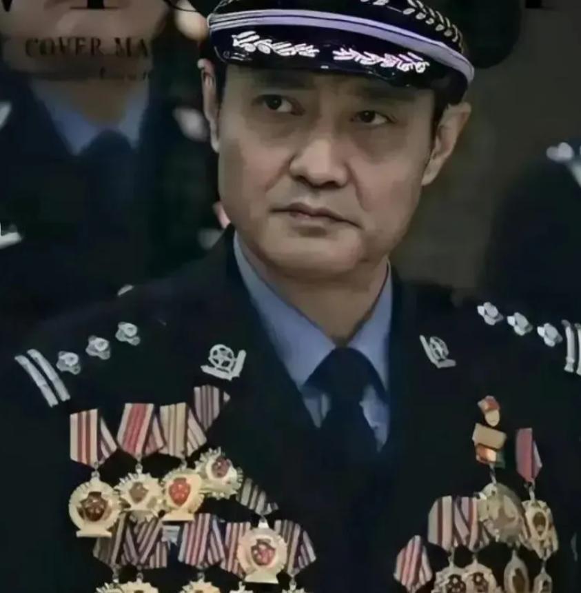 1998年，程鹏在执勤，突然被人用枪抵住了脑门，他掏出的警官证停在半空，脑海中一