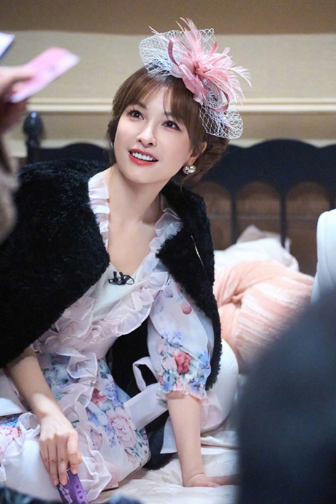 建议送吴昕去拍挂历吴昕真的太适合这个造型了！温柔贵气、优雅大方，完美诠释挂历级美