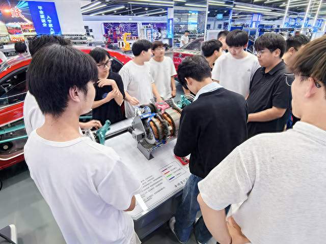 汽车维修培训班的学费多少钱？河南学汽车维修学费贵吗？