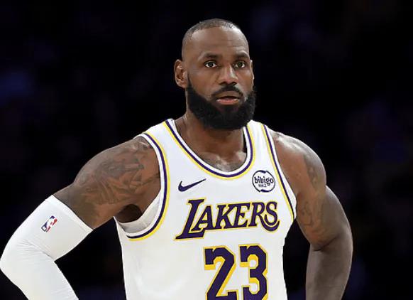 詹姆斯恐无缘全明星首发！
全明星首阶段票选仅排名西部第九。
要知道，詹姆斯可是1