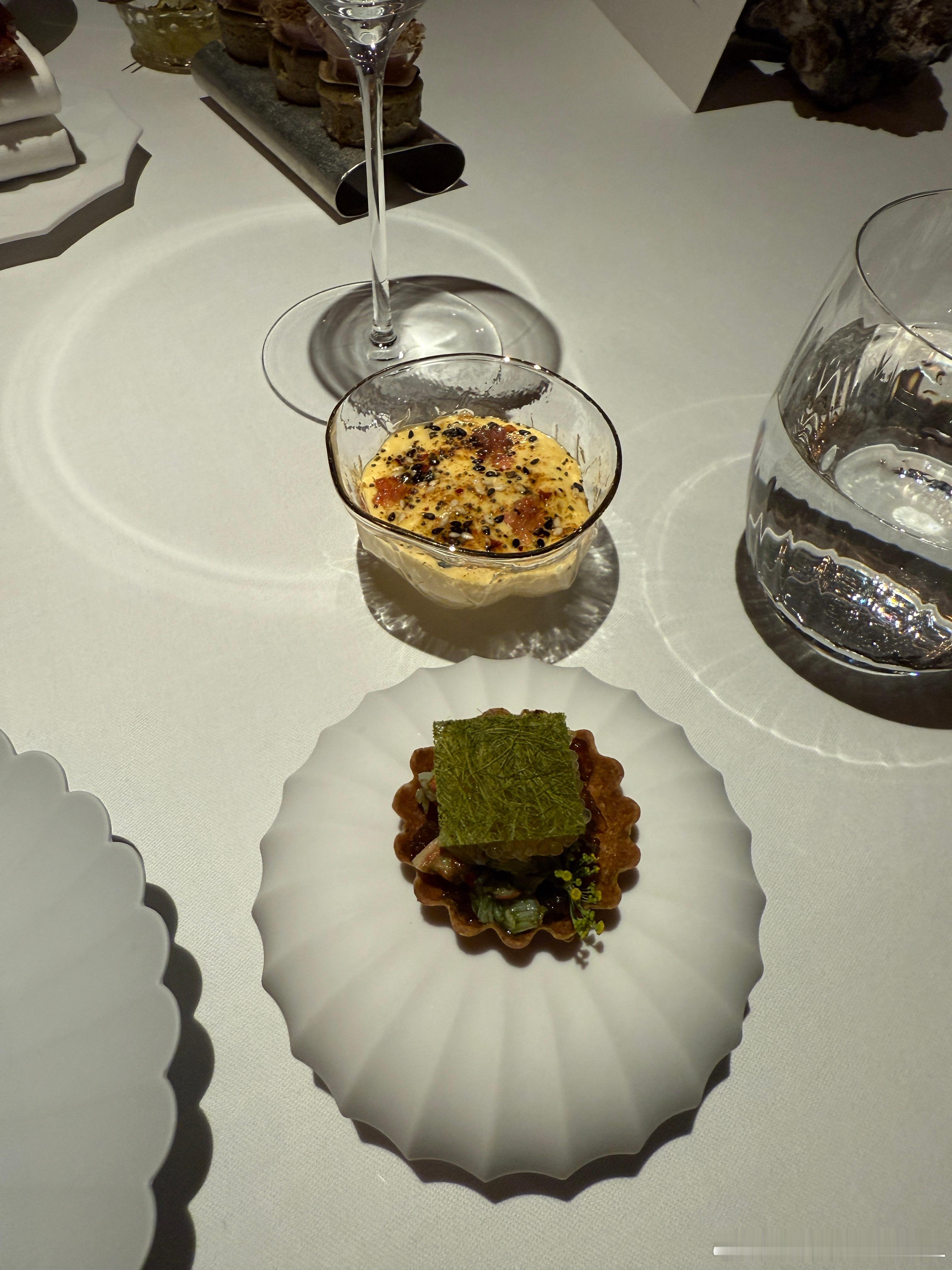 Ledbury，伦敦定的两家米三的其中一家。285镑一位。这季的菜单灵感主要来自