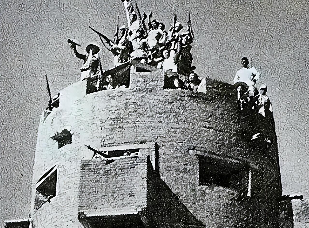 1944年，日军躲在炮楼内，八路军久攻不下，一老农路过，扫了一眼炮楼，却说："简