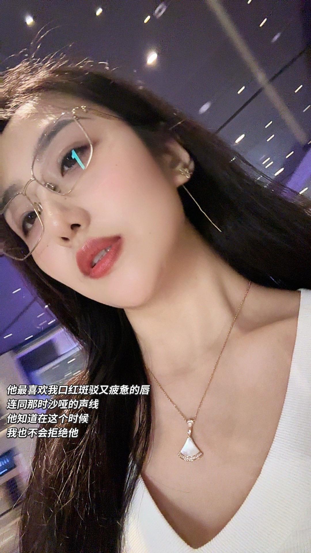 他最喜欢我疲惫的唇