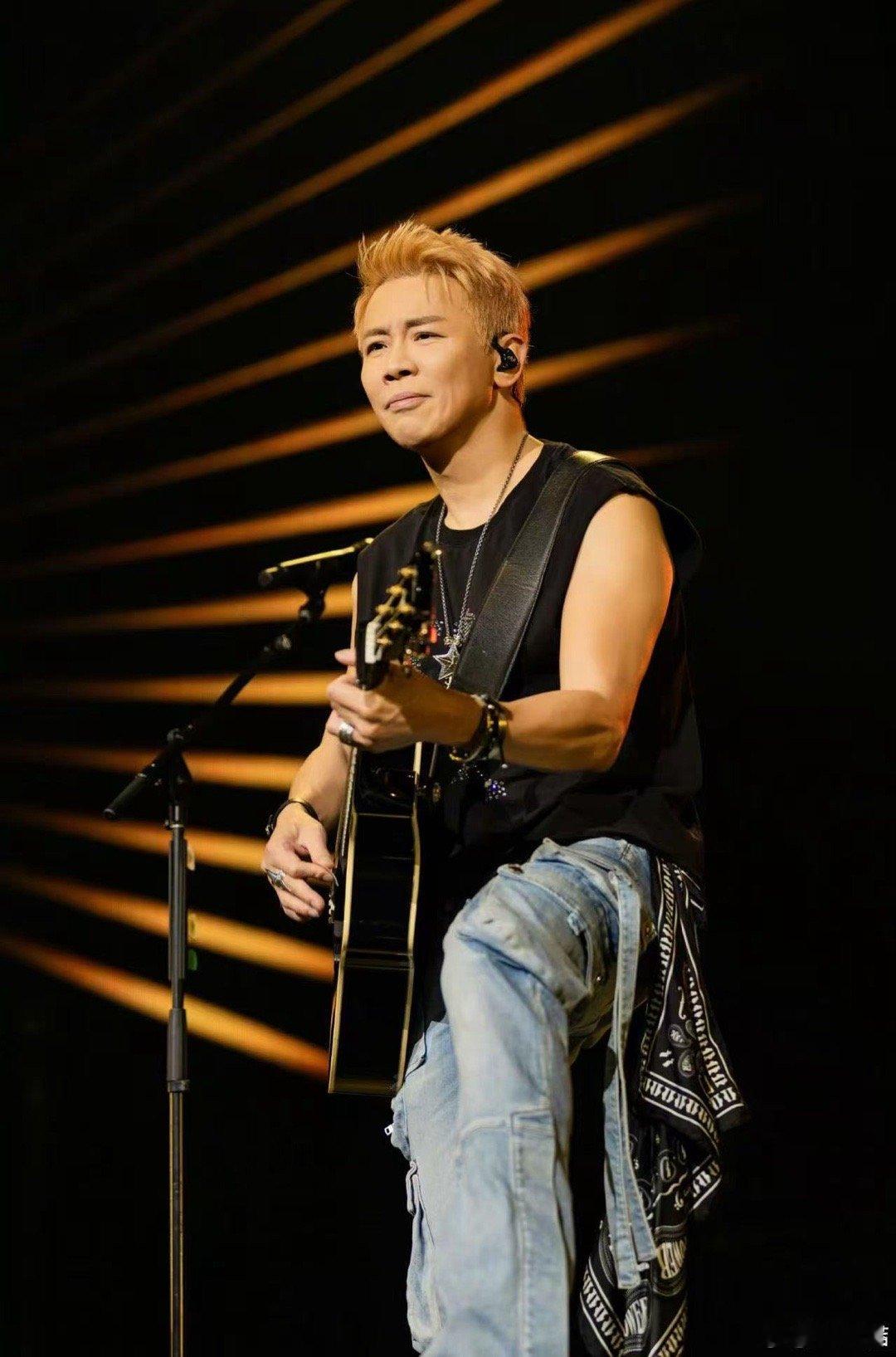 看个陶喆连织带拿的 陶喆演唱会的彩带环节已经成了传统项目，舞台上彩带飞舞，观众在