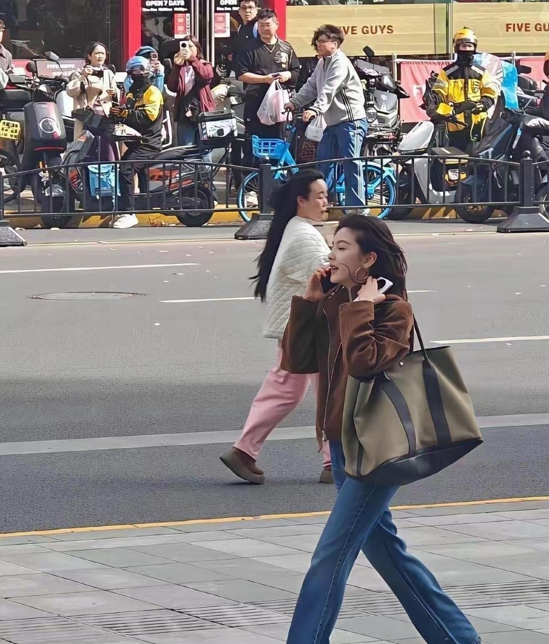 偶遇章若楠就懂了，明星的淡颜在现实中的冲击力有多大 