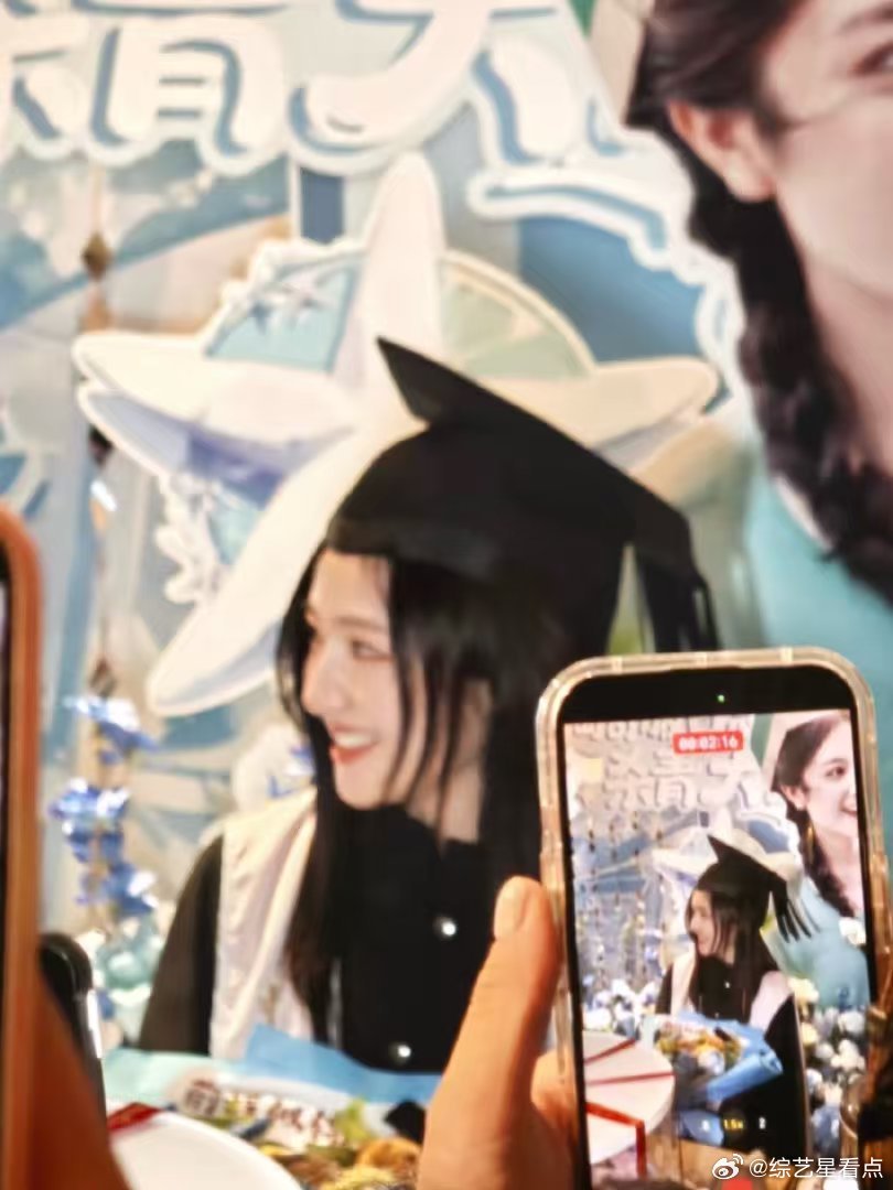 李兰迪穿学士服参加粉丝应援粉丝为李兰迪补办毕业典礼 双向奔赴太戳心，粉丝把仪式感