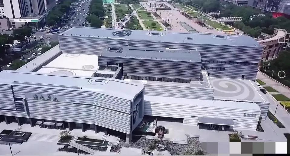 韩美林艺术馆、济南剧院，总感觉这建筑不太得劲，好像泉城广场边上放了几口棺材。
