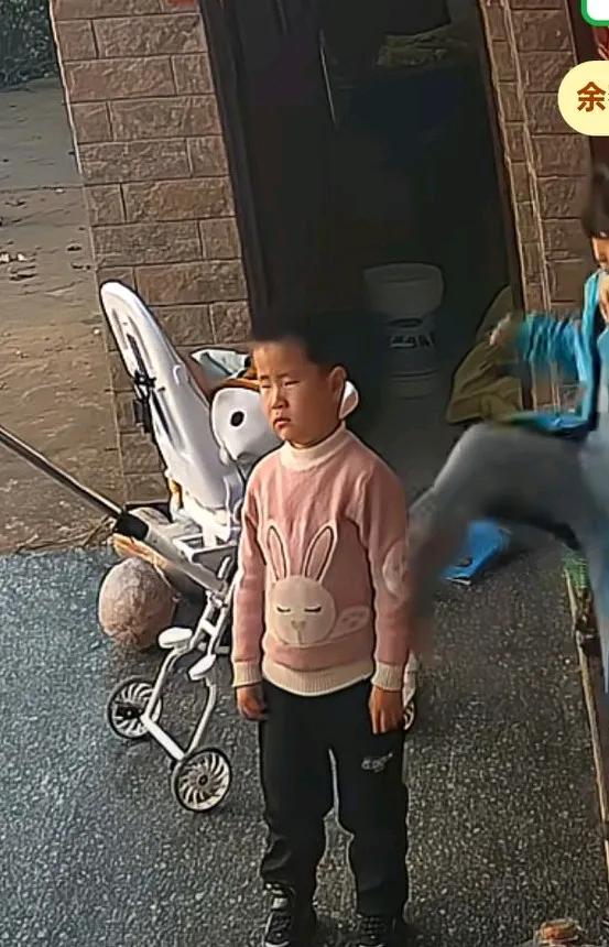 男孩哭声吵醒睡觉的弟弟，姐姐出来喊道弟弟醒了，然后一脚把爱哭的男孩踹倒在地，
奶