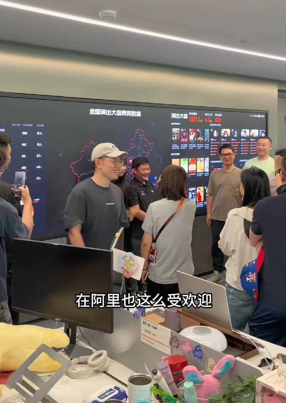 张雪跑阿里总部玩滑滑梯去啦？[捂脸]
没错这就是大家熟悉的张总，到哪都不忘体验一