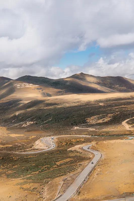 进藏线各有各的美。川藏南线318国道，那可是“中国人的景观大道”。一路上高山、峡