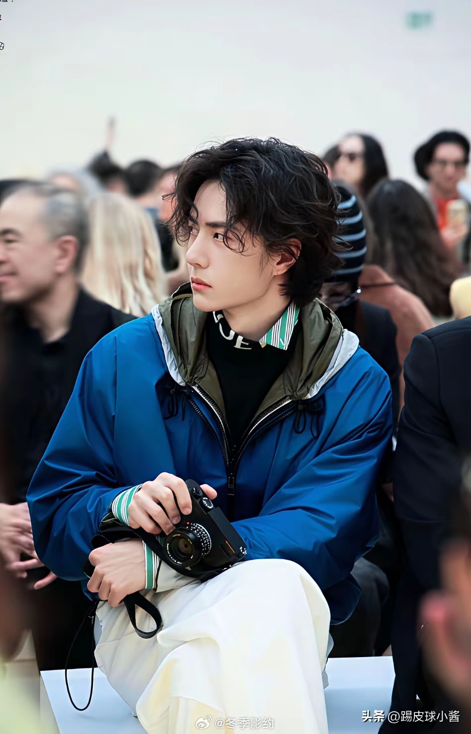 没人留意到王一博参加品牌活动时身上穿了三件外套吗？三个拉链和帽子，包括冲锋衣和夹