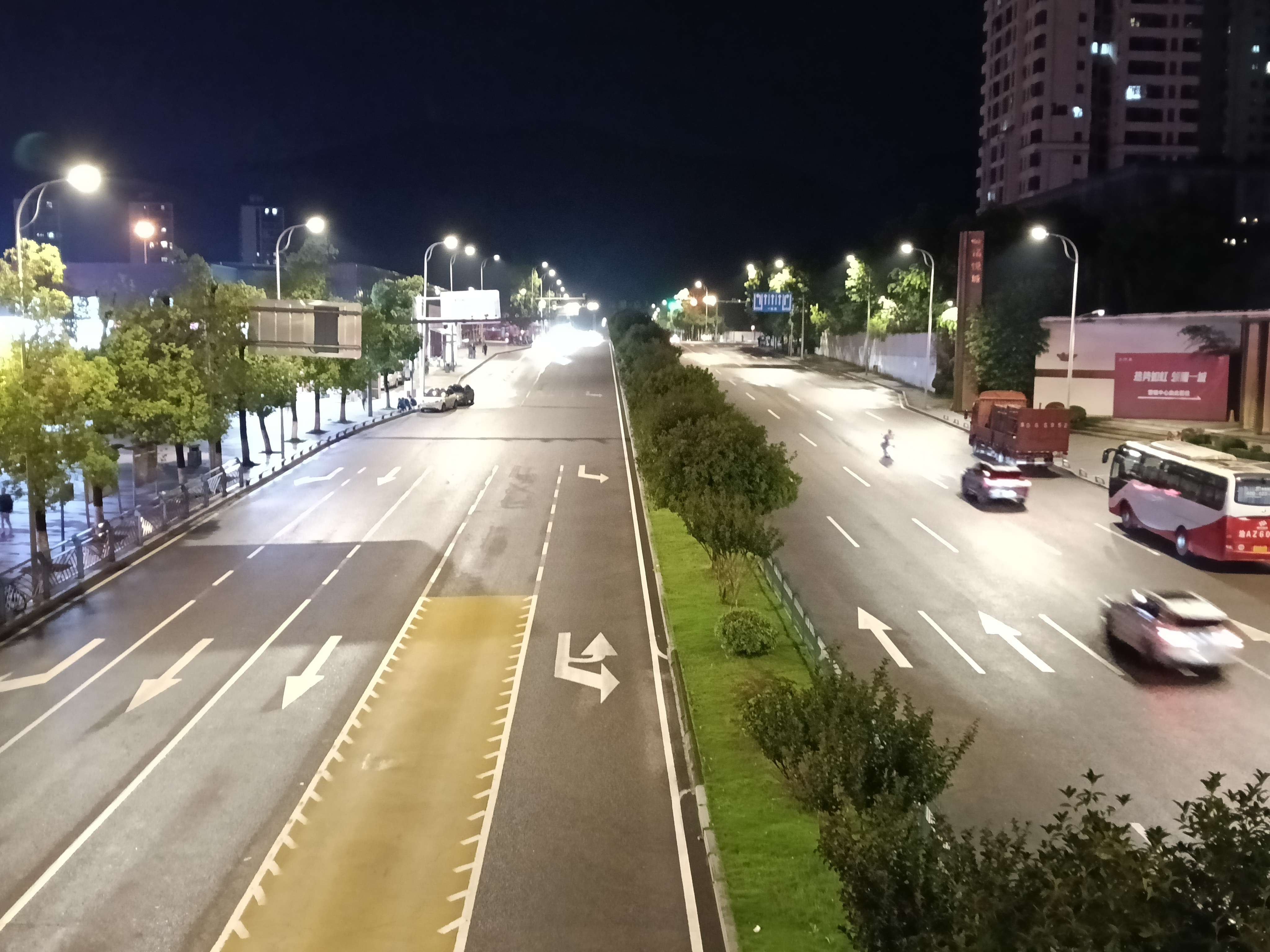 虽然重庆这段时间天天下雨。但是雨后的街道好干净 