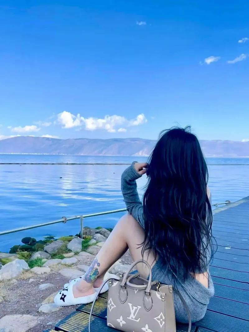 性格像一副“滤镜”，影响人看待世界的方式和行动选择。比如乐观的人更易在挫折中看到