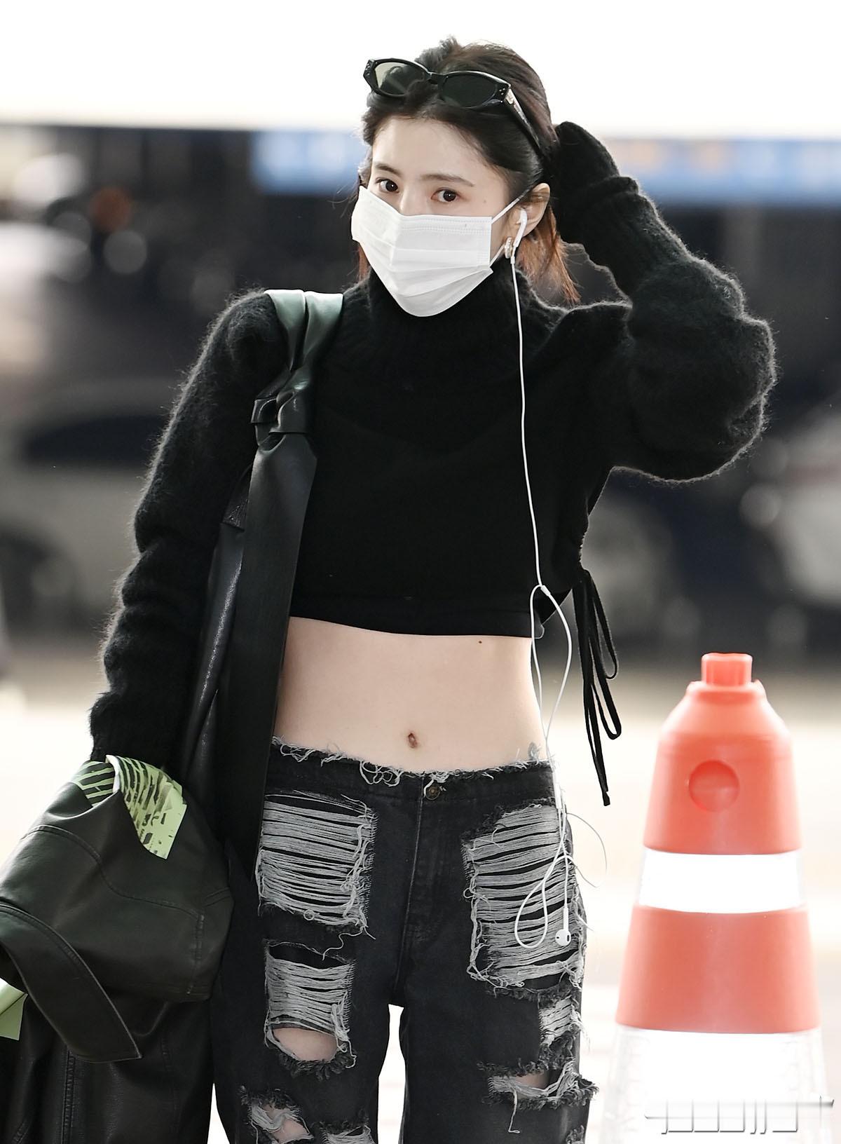 韩素希素颜赶飞机。美晕了。口罩戴她脸上怎么那么大！ ​​​