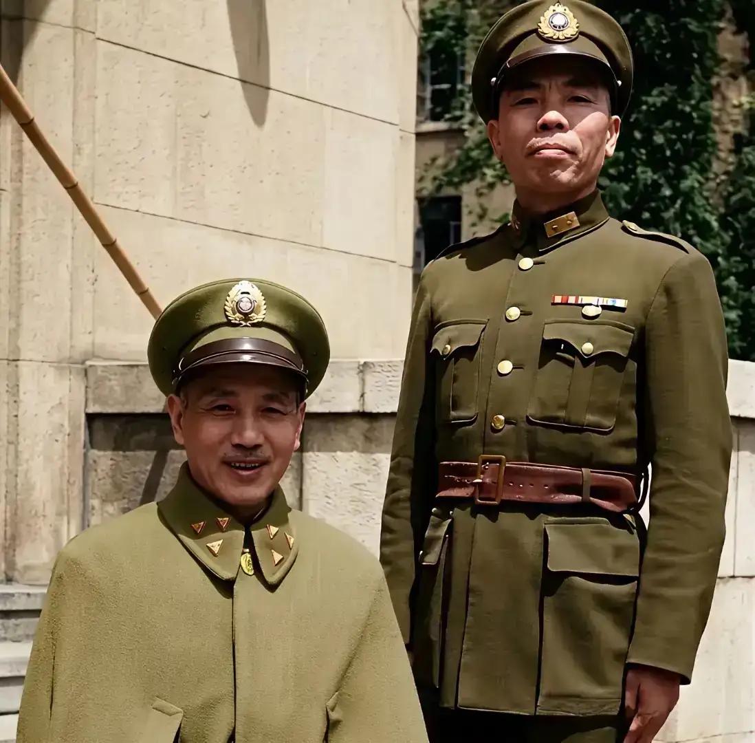 这是1946年，60军军长曾泽生和蒋介石的一张合影。
      60军是杂牌军