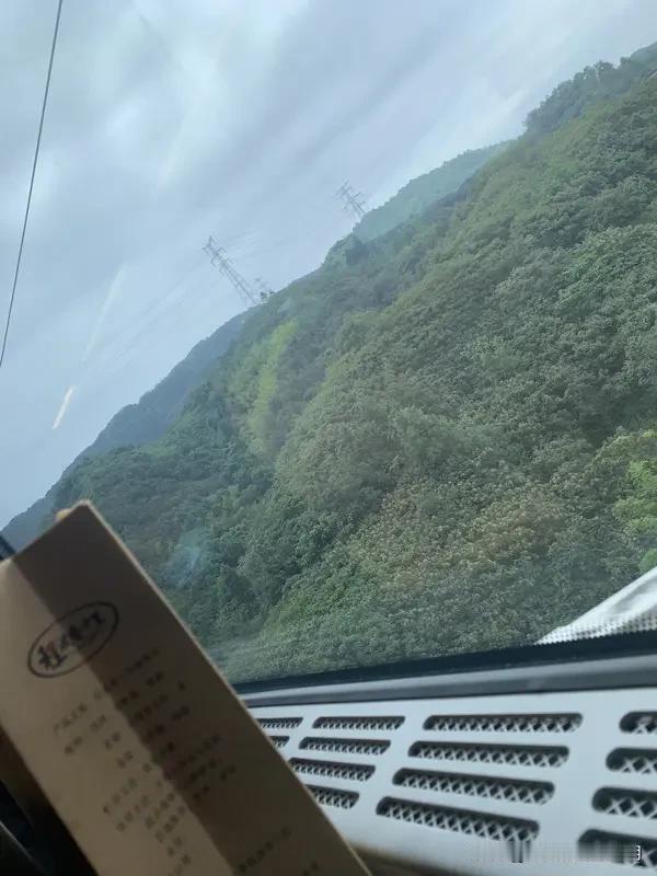 看到“古有快马送信”这个上联，就忍不住琢磨下联。我一开始想的“现有快递输送”，仔