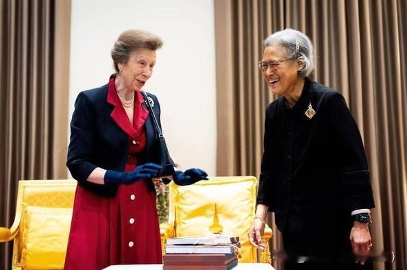 两位王室超级重要的成员，安妮公主和诗琳通公主，在曼谷朱拉隆功大学见面！一看就是相