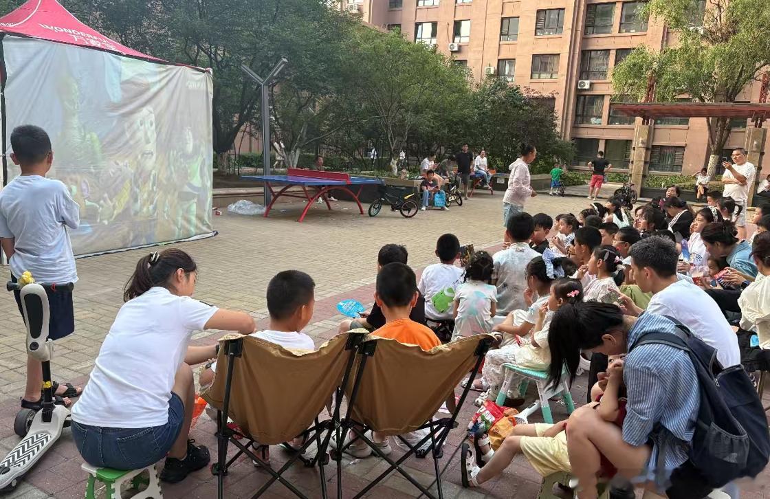 新时代新龙江万千气象看龙江 南岗区柒零捌零城仕公馆小区连续八年举办社区露天电影活
