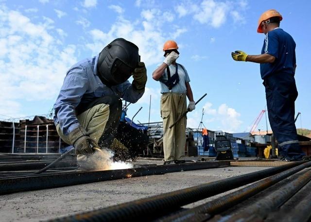 据彭博社报道,2025年俄罗斯内务部向外国人发放了超过24万份工作许可证,这是自